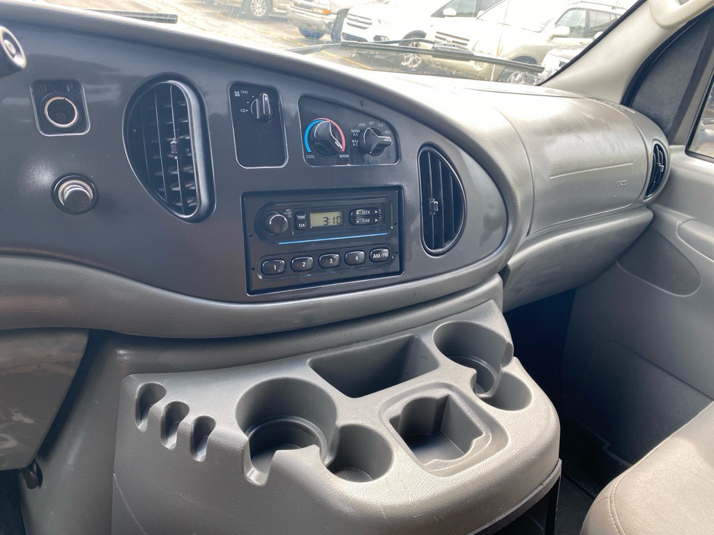 2005 Ford Econoline Image 12