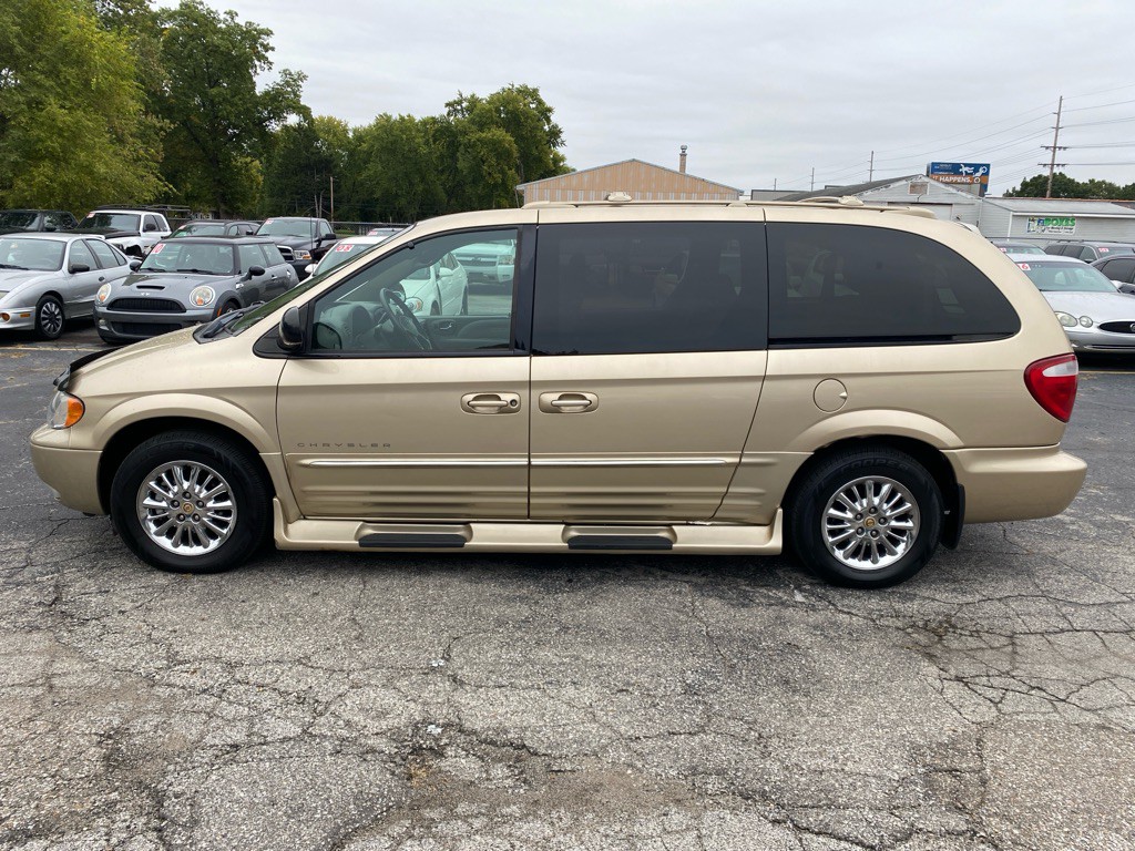 2001 Chrysler Town & Country Image 2