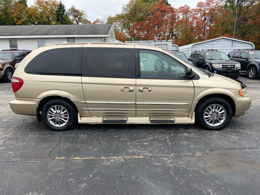 2001 Chrysler Town & Country Image 4