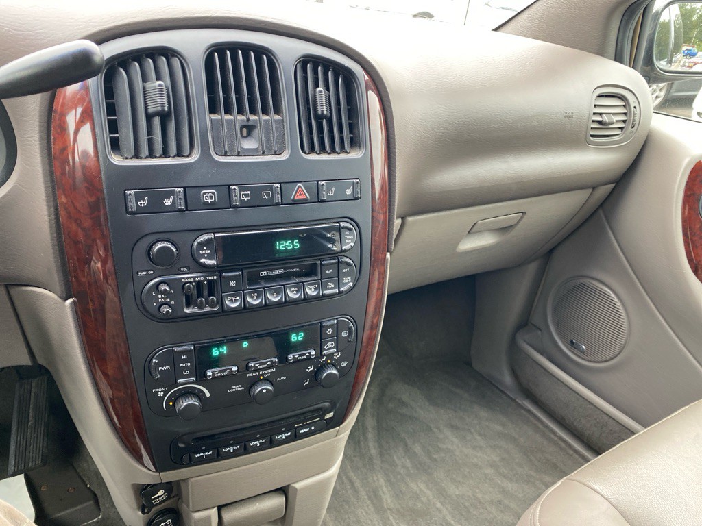 2001 Chrysler Town & Country Image 14