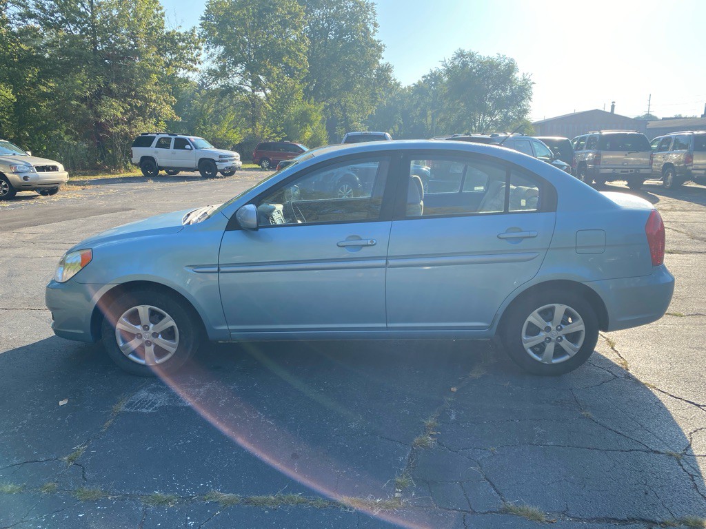 2010 Hyundai Accent Image 2
