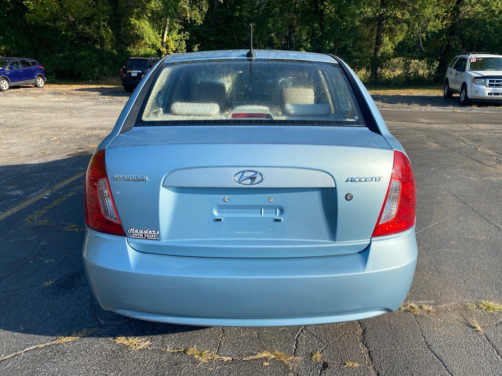 2010 Hyundai Accent Image 3