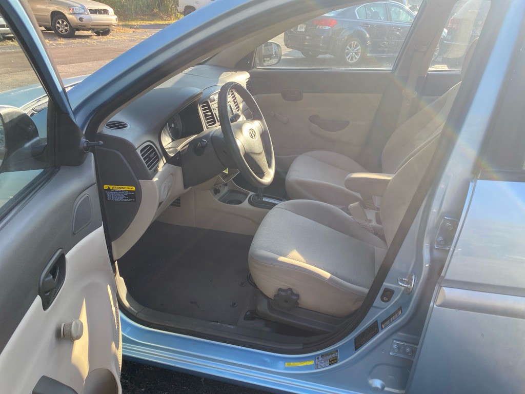 2010 Hyundai Accent Image 9