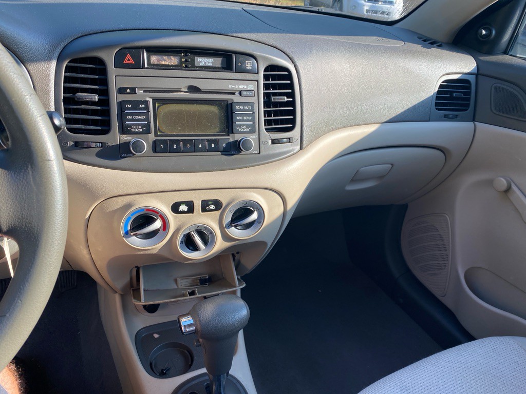 2010 Hyundai Accent Image 12
