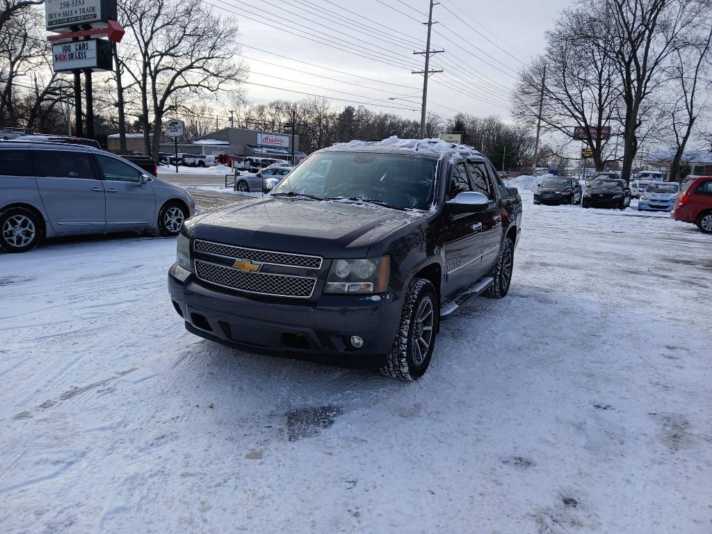 2011 Chevrolet Avalanche Image 1