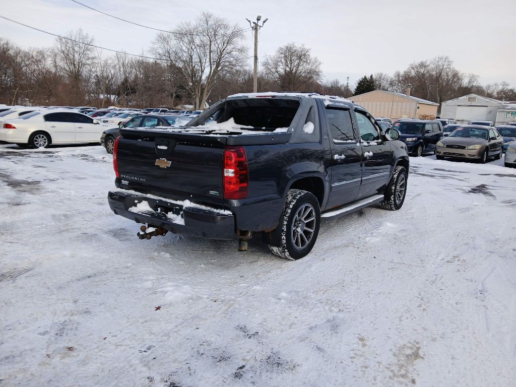 2011 Chevrolet Avalanche Image 3
