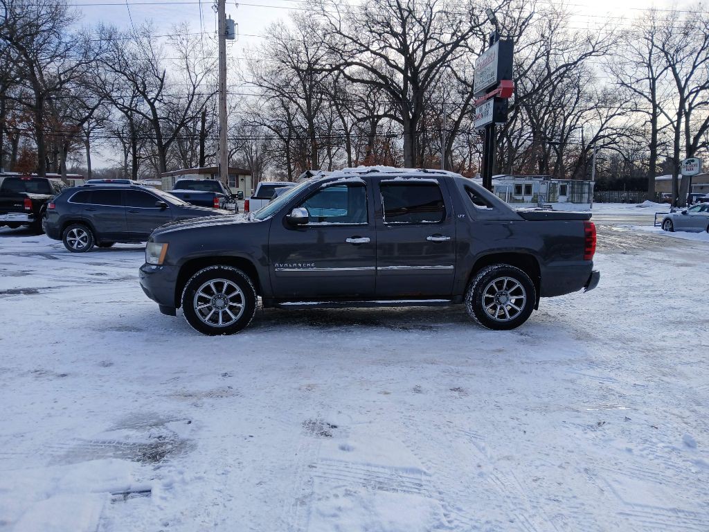 2011 Chevrolet Avalanche Image 4