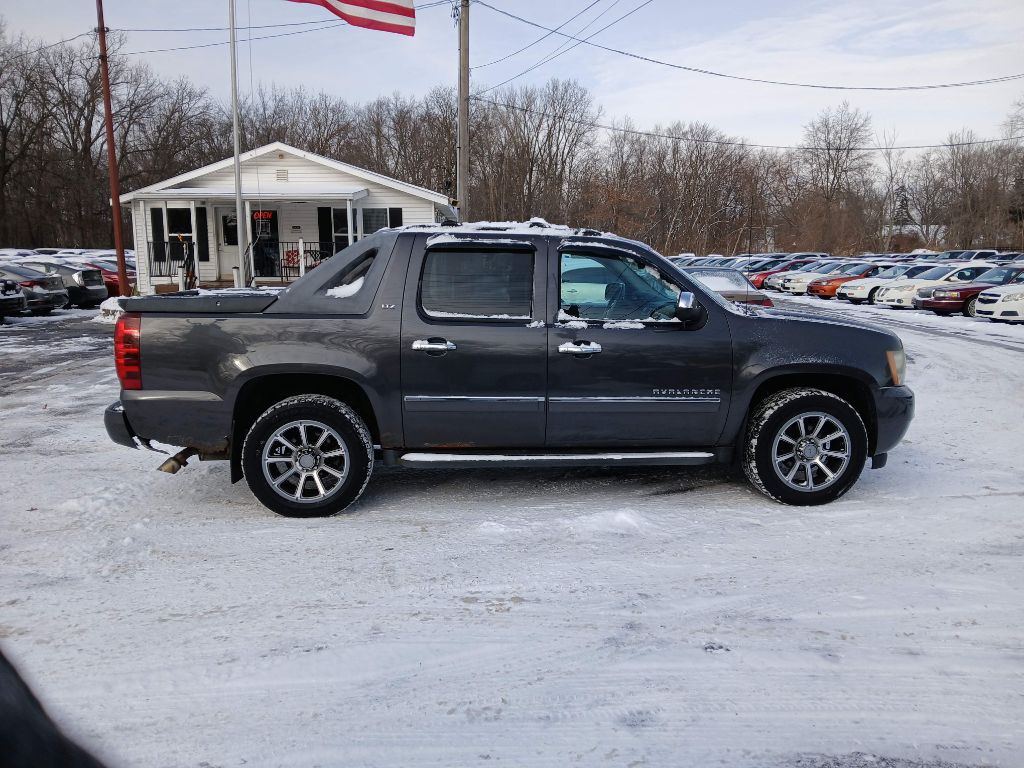 2011 Chevrolet Avalanche Image 6