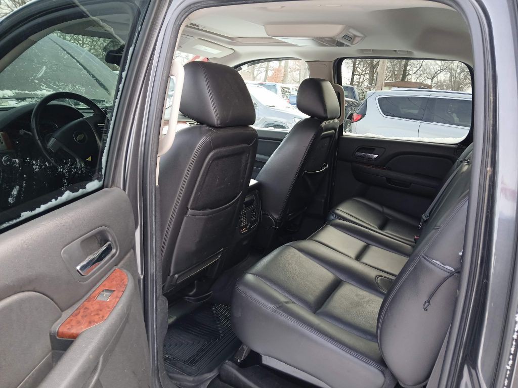 2011 Chevrolet Avalanche Image 10