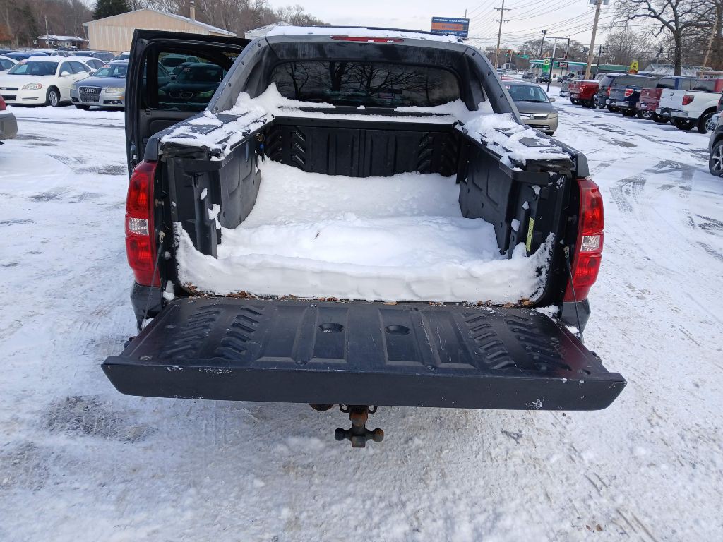 2011 Chevrolet Avalanche Image 11