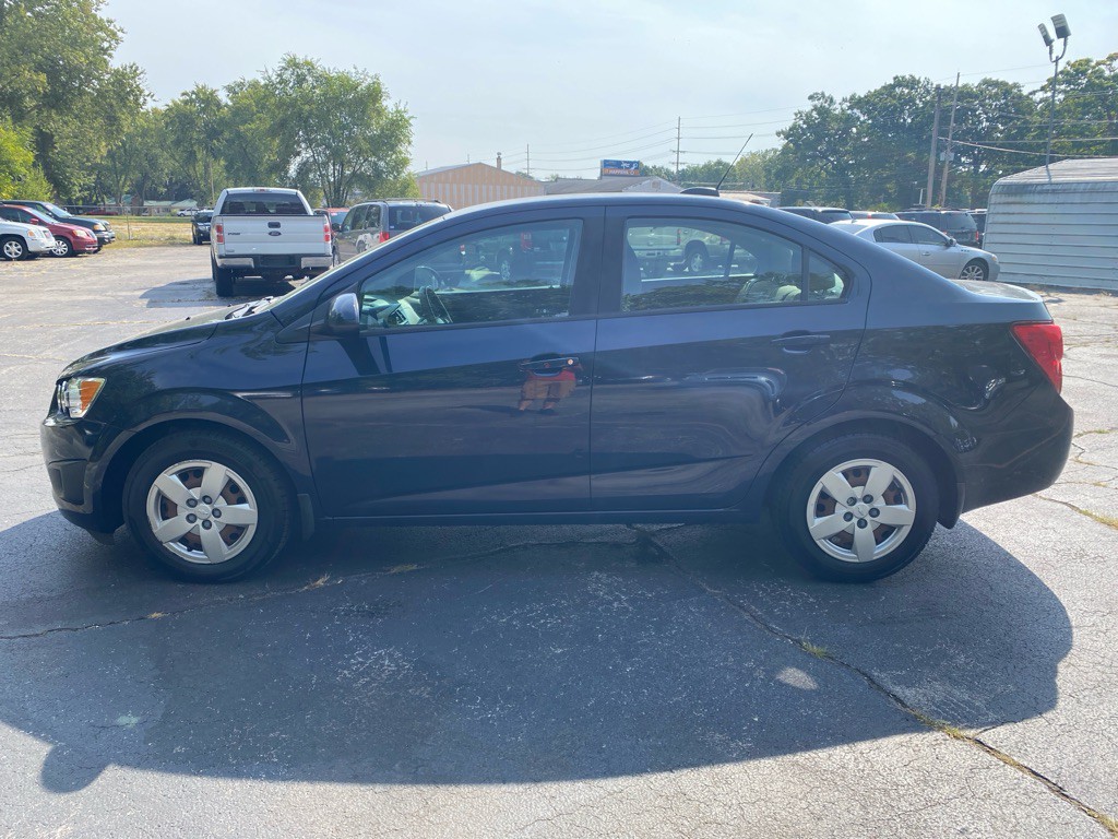 2016 Chevrolet Sonic Image 2