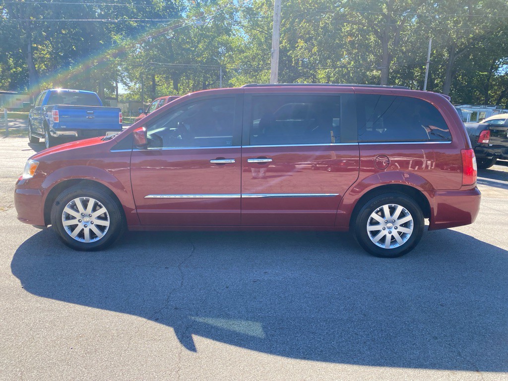 2016 Chrysler Town & Country Image 2