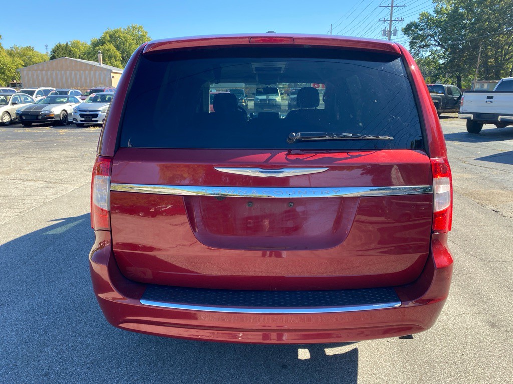 2016 Chrysler Town & Country Image 3
