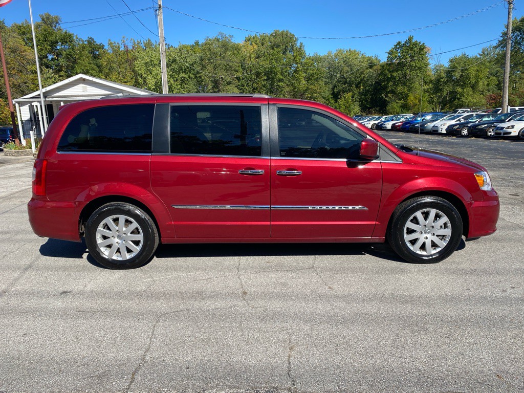 2016 Chrysler Town & Country Image 4