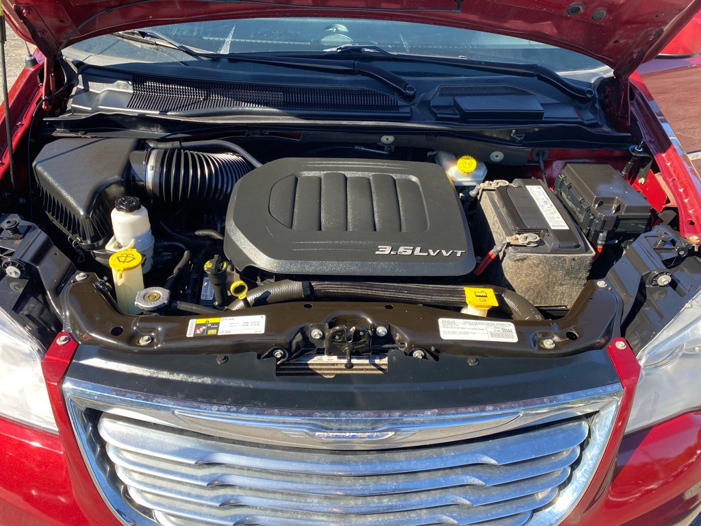 2016 Chrysler Town & Country Image 7