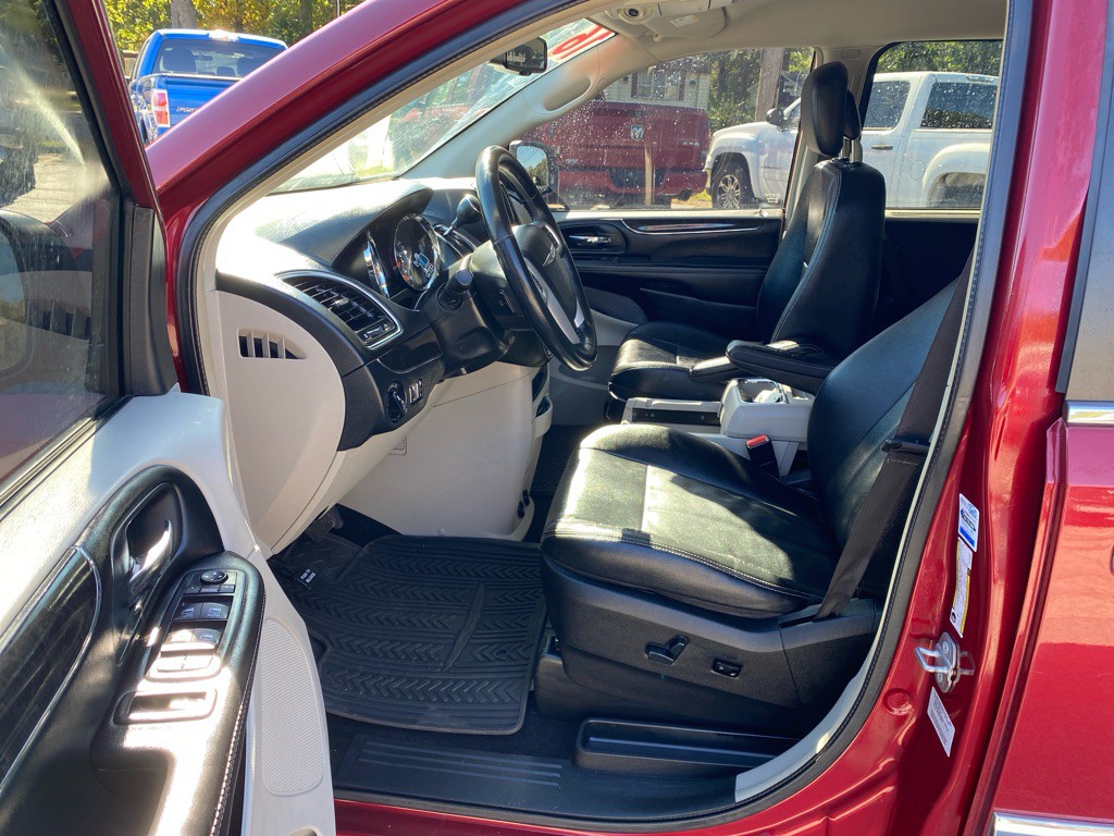 2016 Chrysler Town & Country Image 9