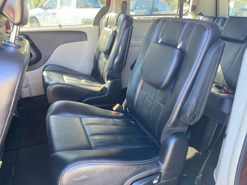 2016 Chrysler Town & Country Image 10