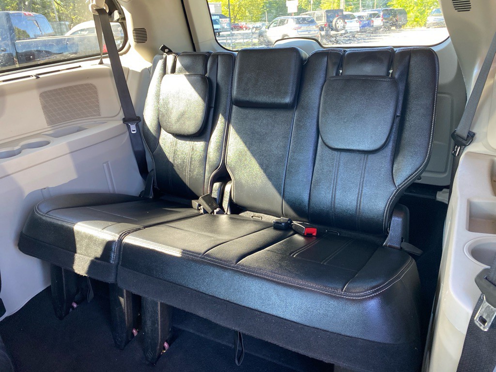 2016 Chrysler Town & Country Image 11