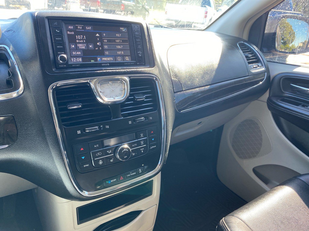 2016 Chrysler Town & Country Image 14