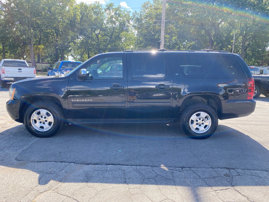 2014 Chevrolet Suburban Image 2