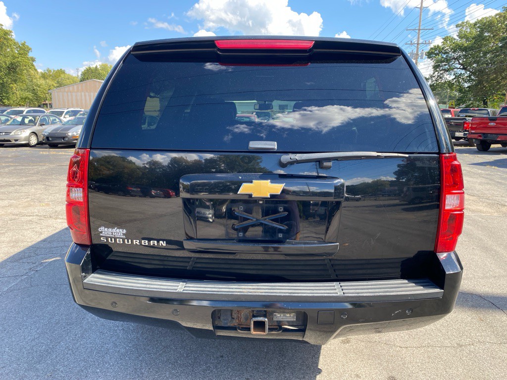 2014 Chevrolet Suburban Image 3