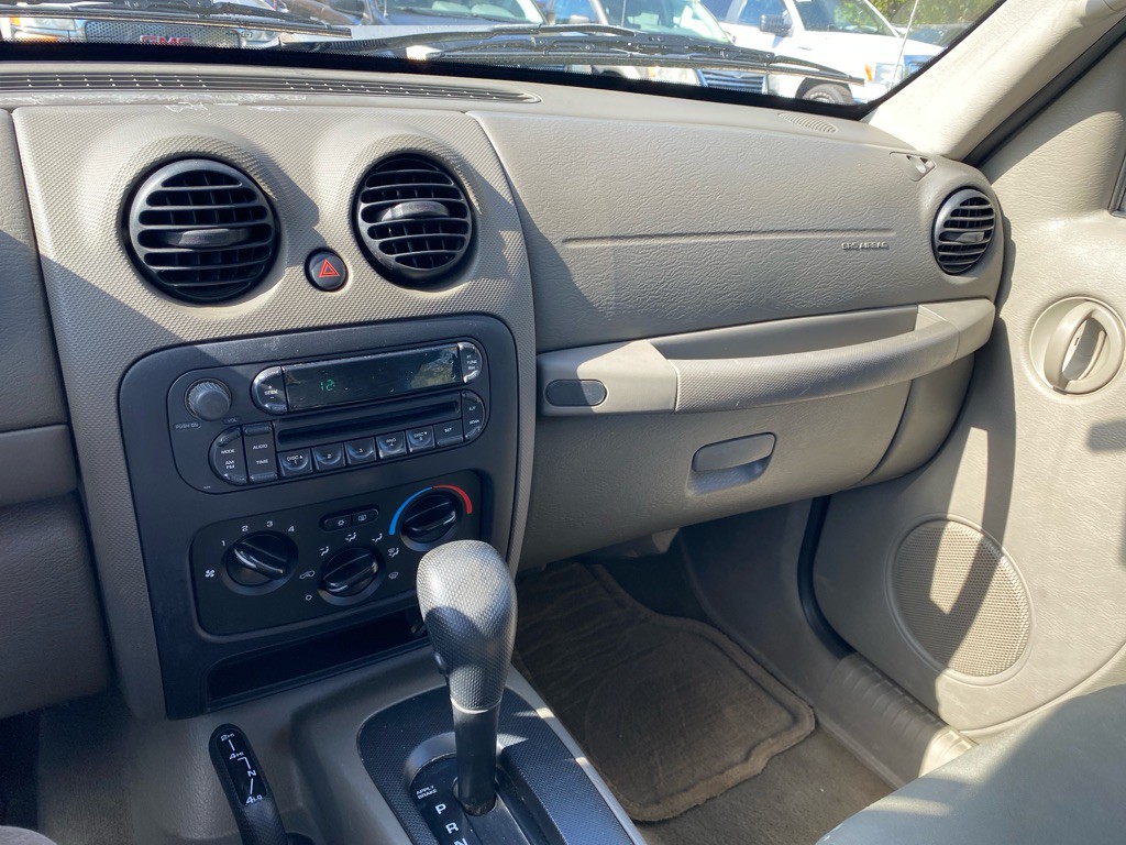 2005 Jeep Liberty Image 12