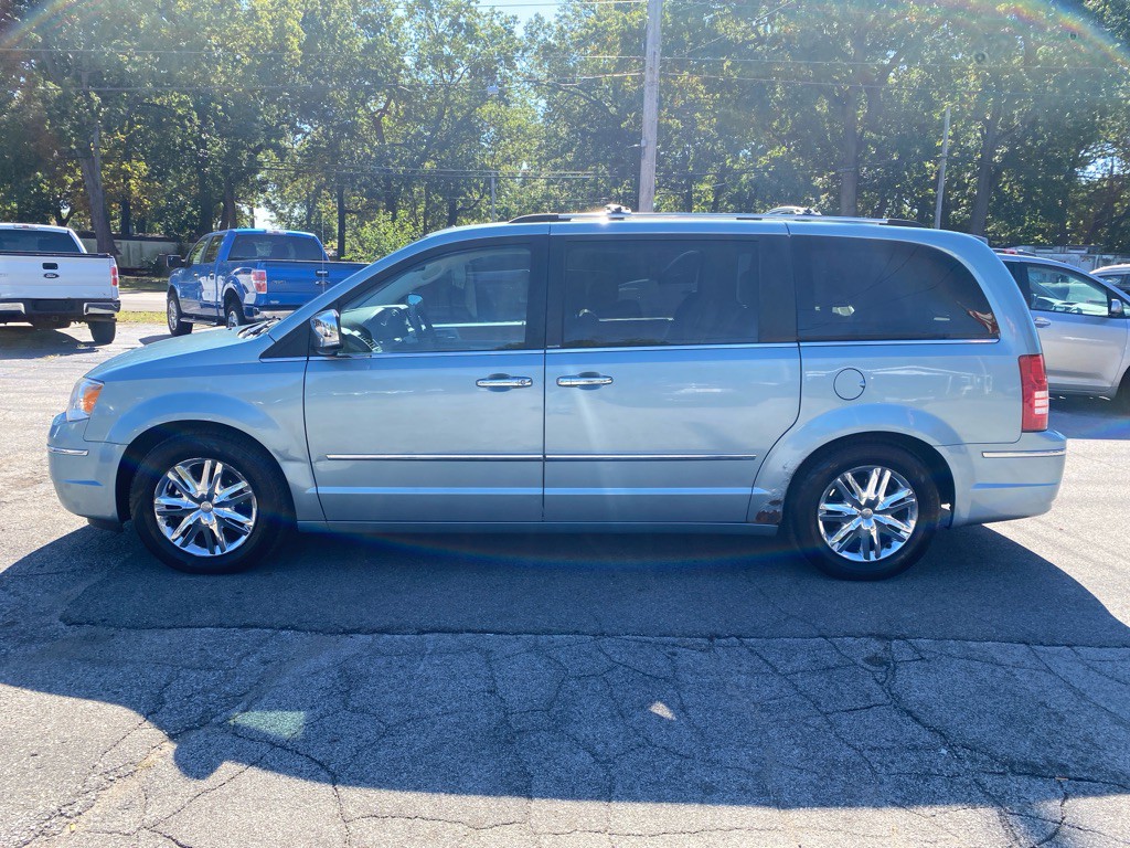 2010 Chrysler Town & Country Image 2