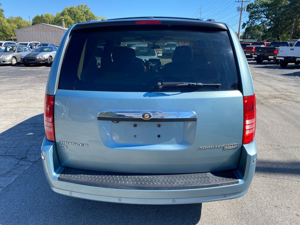 2010 Chrysler Town & Country Image 3