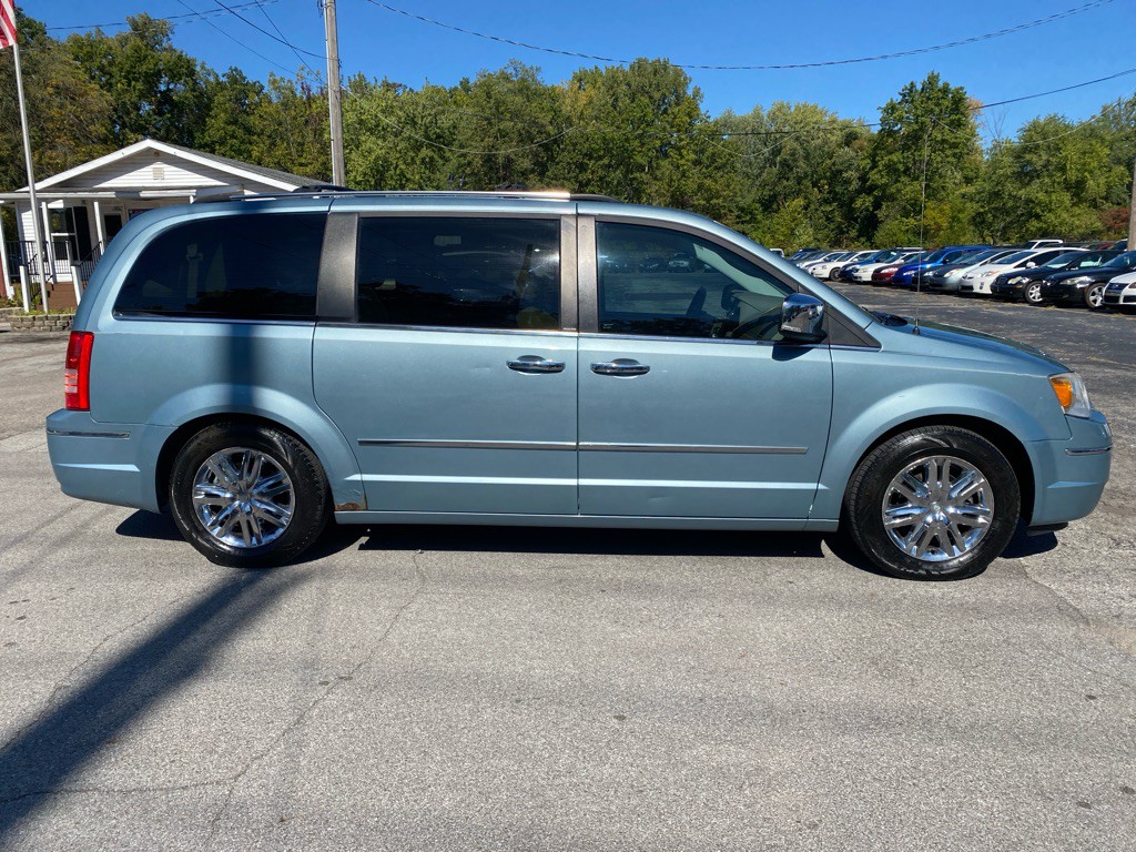 2010 Chrysler Town & Country Image 4