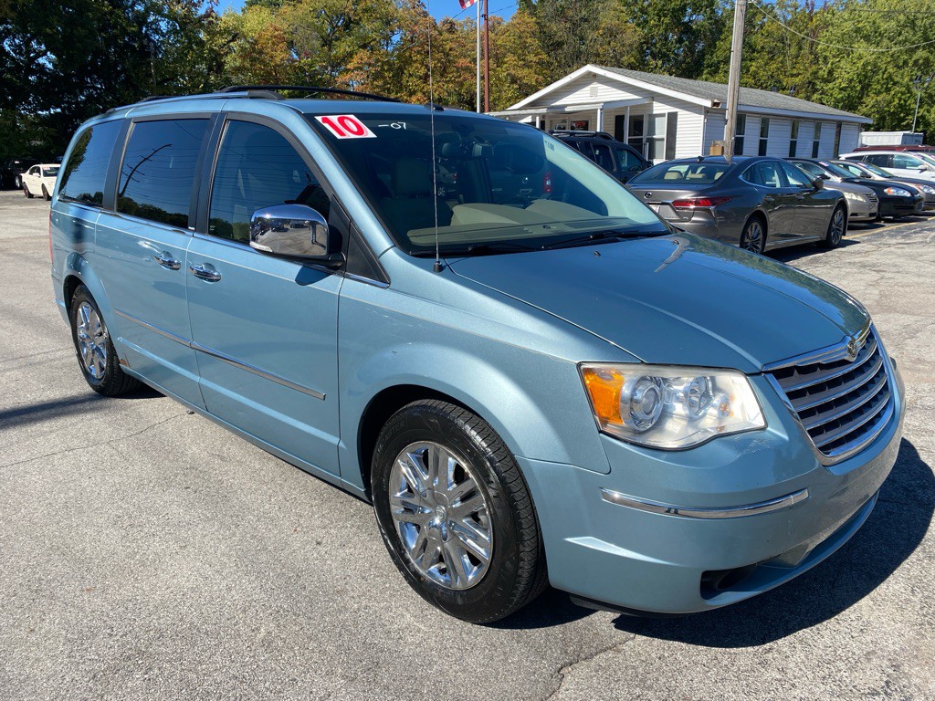 2010 Chrysler Town & Country Image 5