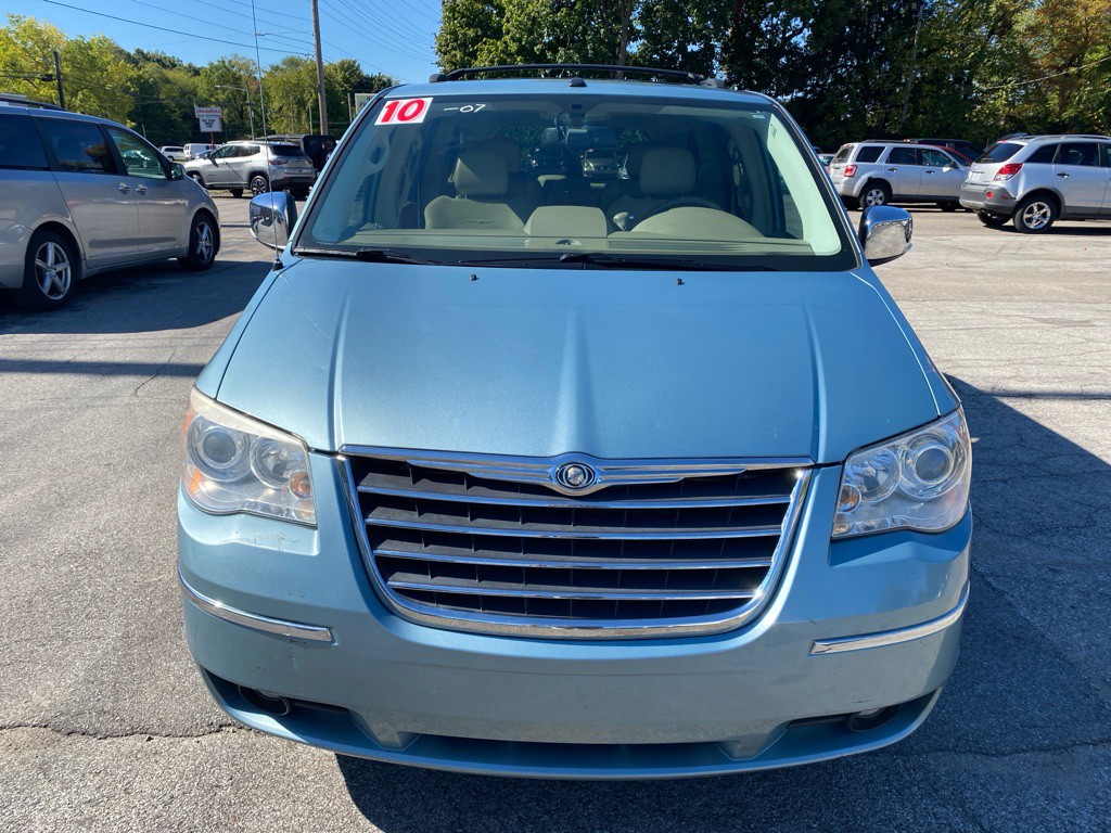 2010 Chrysler Town & Country Image 6
