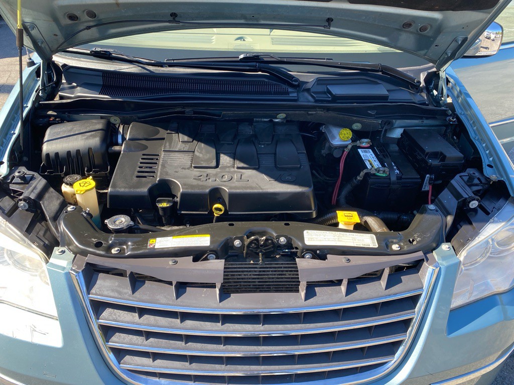 2010 Chrysler Town & Country Image 7