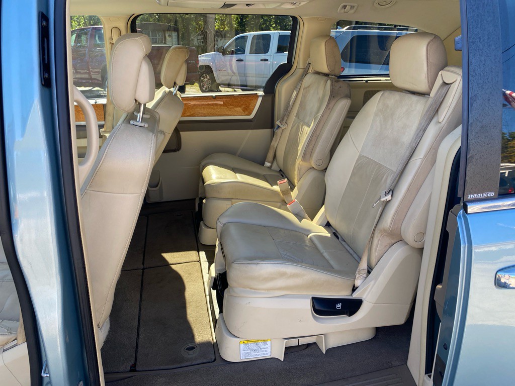 2010 Chrysler Town & Country Image 10