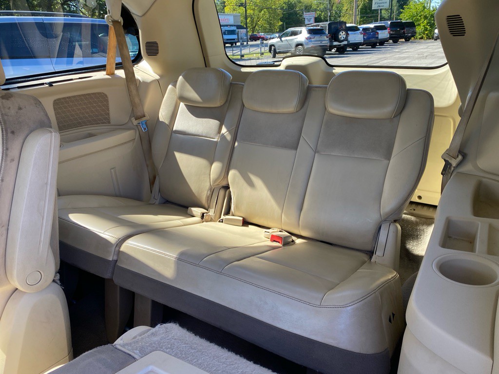 2010 Chrysler Town & Country Image 11