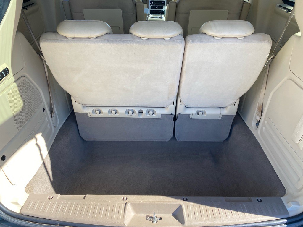 2010 Chrysler Town & Country Image 12