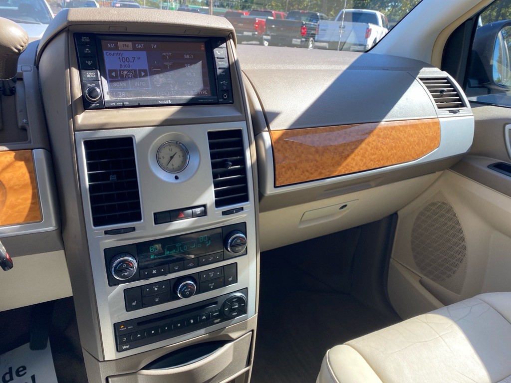 2010 Chrysler Town & Country Image 14