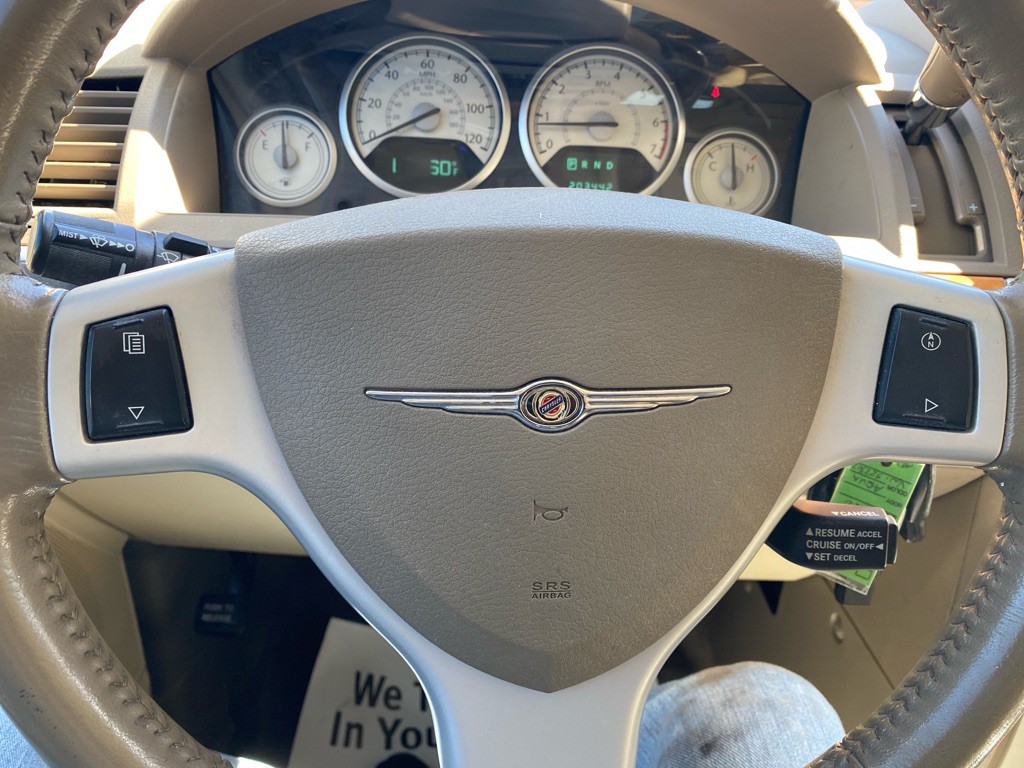 2010 Chrysler Town & Country Image 15