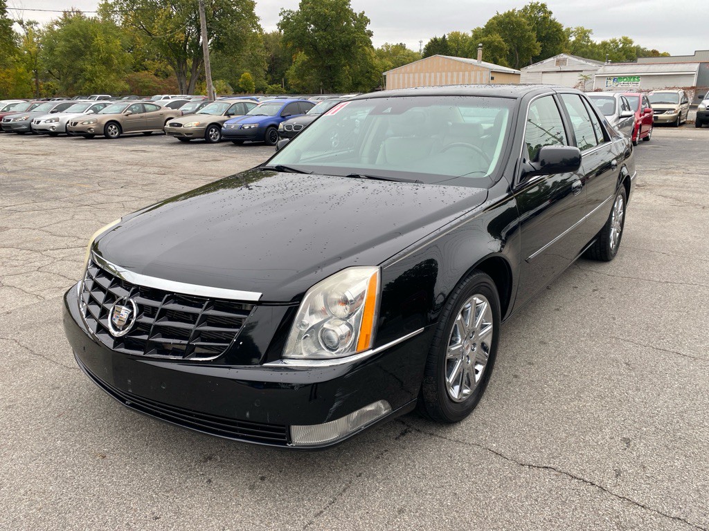 2011 Cadillac DTS Image 1