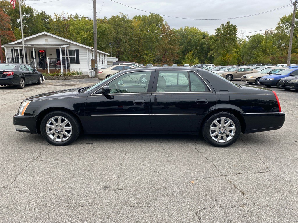 2011 Cadillac DTS Image 2
