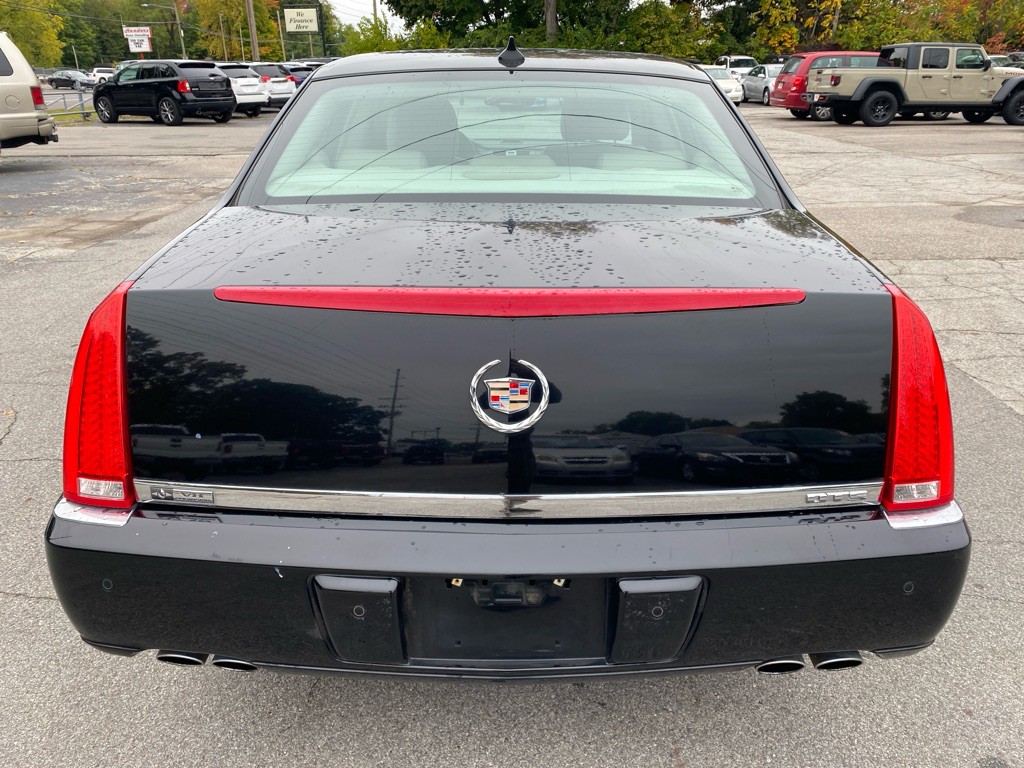 2011 Cadillac DTS Image 3