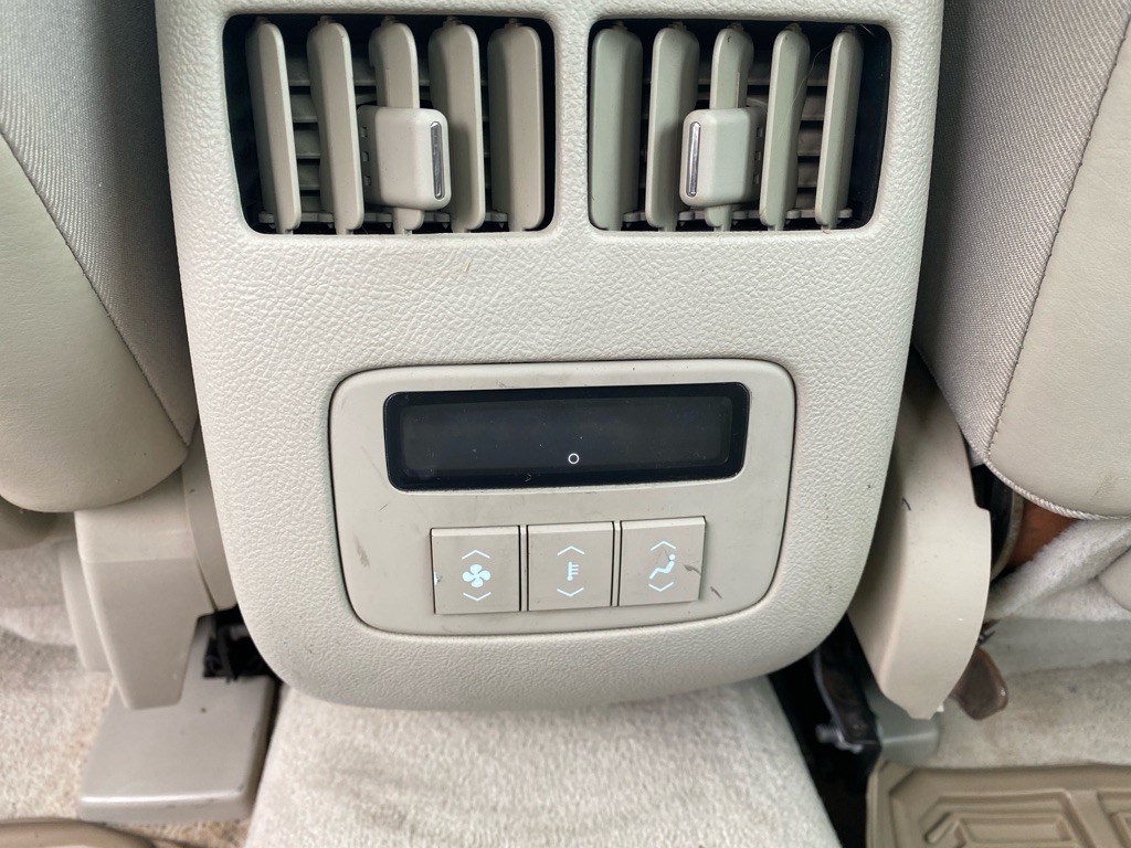 2011 Cadillac DTS Image 12
