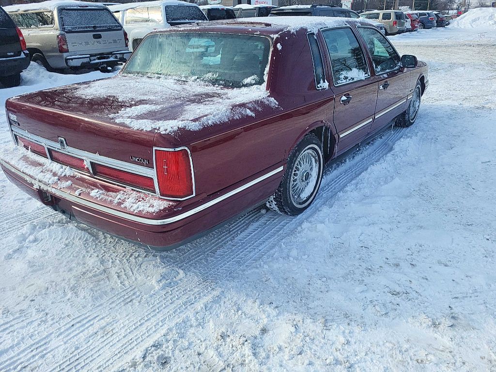 1997 Lincoln Town Car Image 2