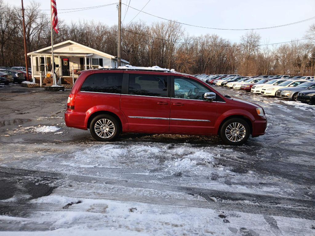 2013 Chrysler Town & Country Image 6