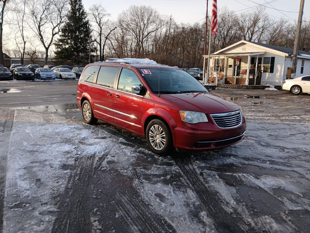 2013 Chrysler Town & Country Image 7