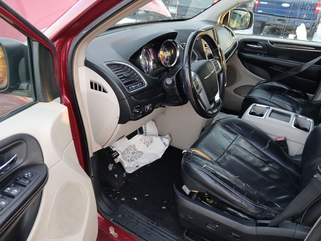 2013 Chrysler Town & Country Image 9