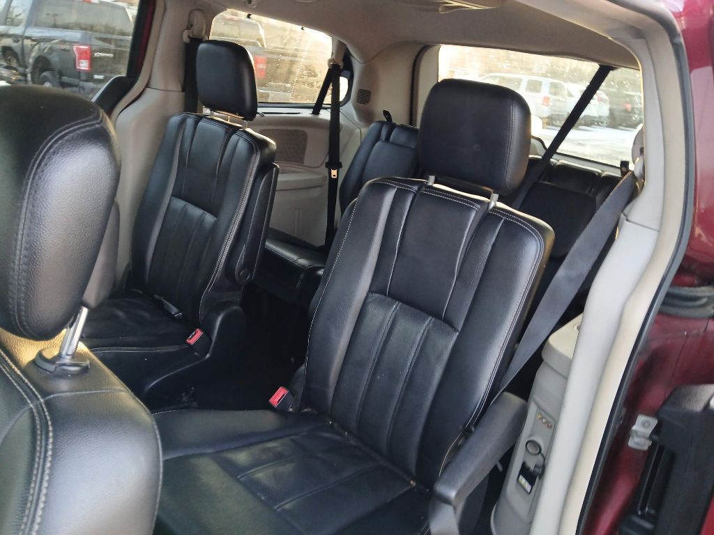 2013 Chrysler Town & Country Image 10