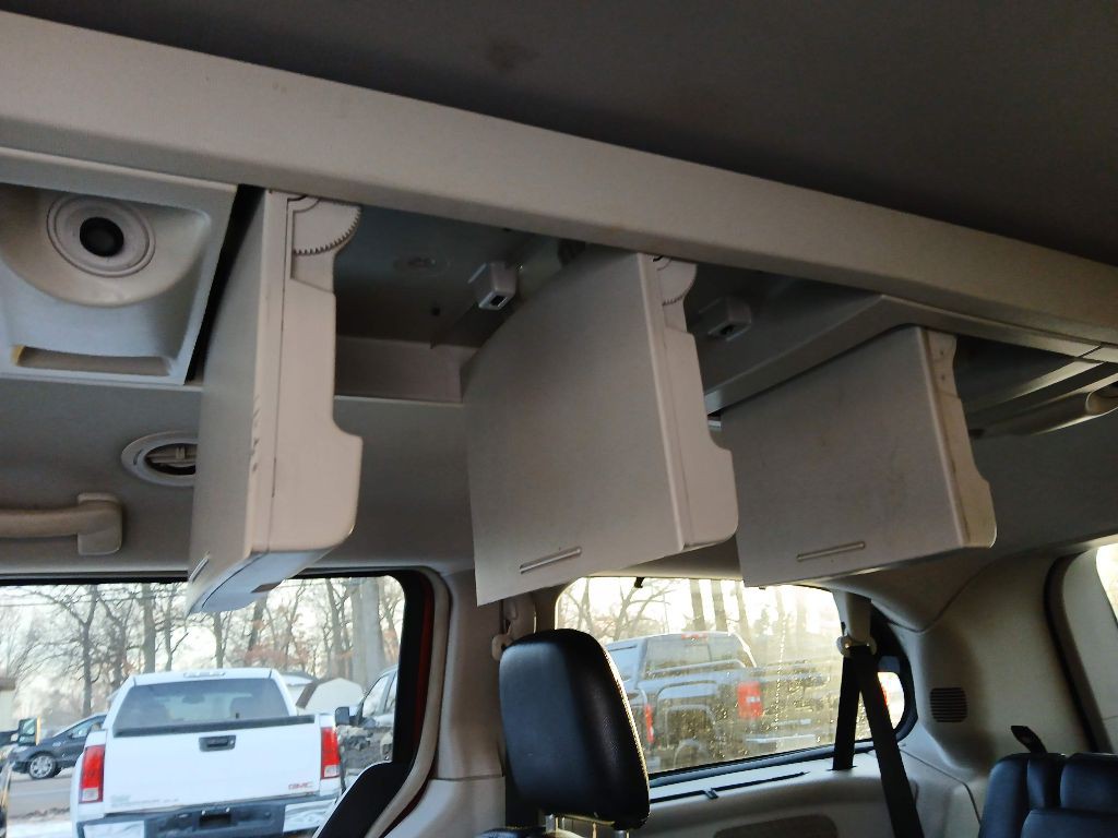 2013 Chrysler Town & Country Image 13