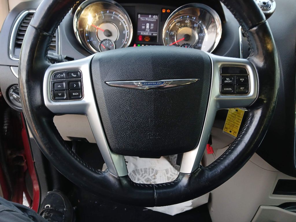 2013 Chrysler Town & Country Image 15