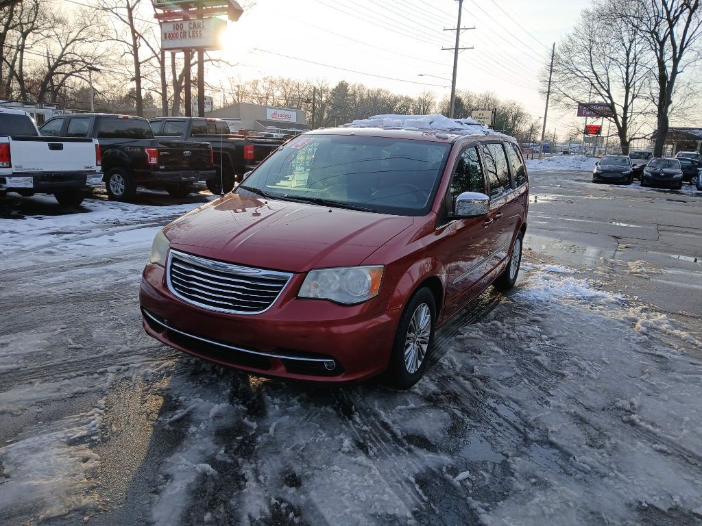 2013 Chrysler Town & Country Image 1
