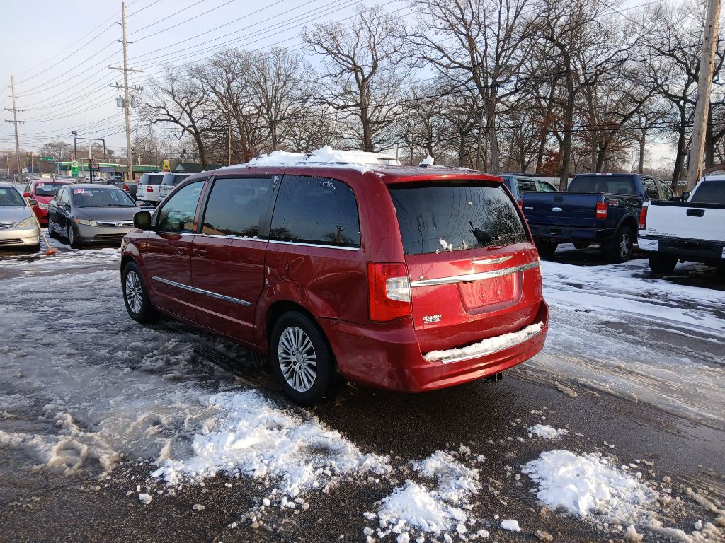 2013 Chrysler Town & Country Image 2